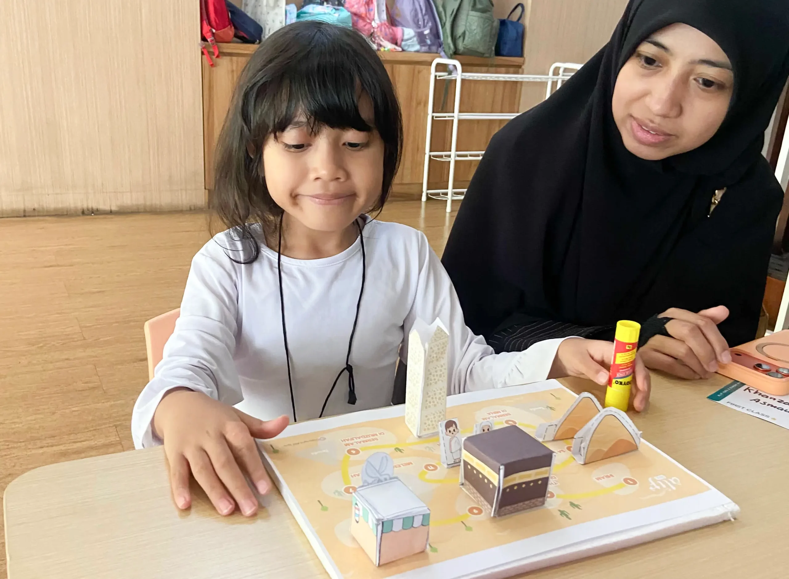 Aktifitas mengenal manasik Haji menggunakan Worksheet Art & Craft yang menarik.